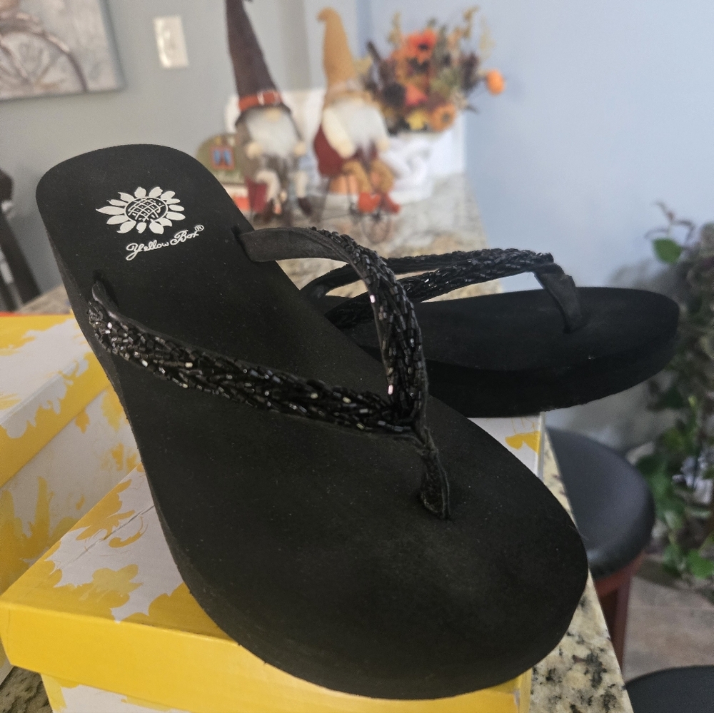 Black Women's Yellow Box Sandals Size 7